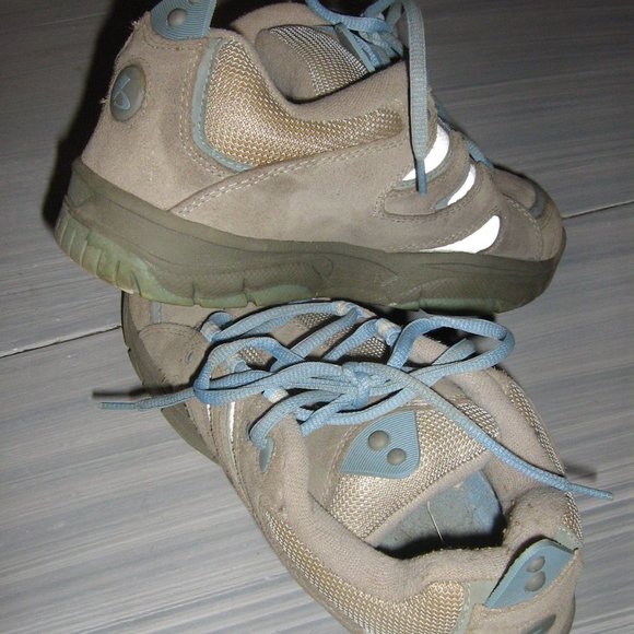 Ladies Athletic Shoes Size 7 1/2 Bum $5.00 AS AN ADD ON - Picture 2 of 4